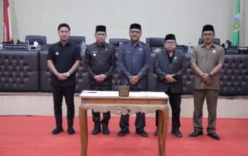 Wali Kota Kotamobagu Weny Gaib bersama Wakil Wali Kota Rendy Virgiawan Mangkat menghadiri Rapat Paripurna DPRD Kota Kotamobagu di Gedung DPRD, Senin, 7 September 2026. (Foto: Humas)