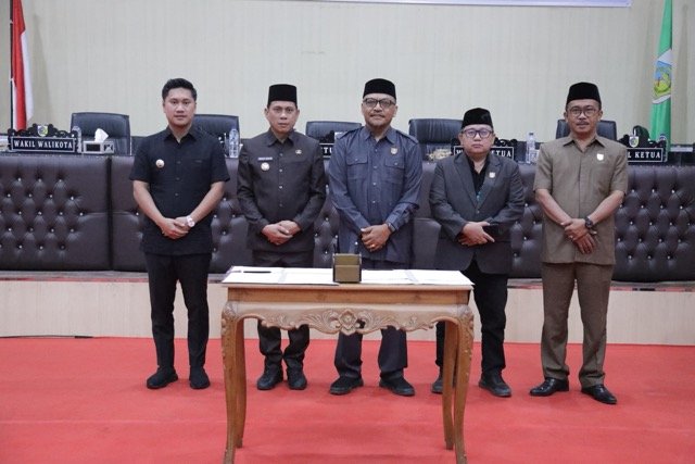 Wali Kota Kotamobagu Weny Gaib bersama Wakil Wali Kota Rendy Virgiawan Mangkat menghadiri Rapat Paripurna DPRD Kota Kotamobagu di Gedung DPRD, Senin, 7 September 2026. (Foto: Humas)
