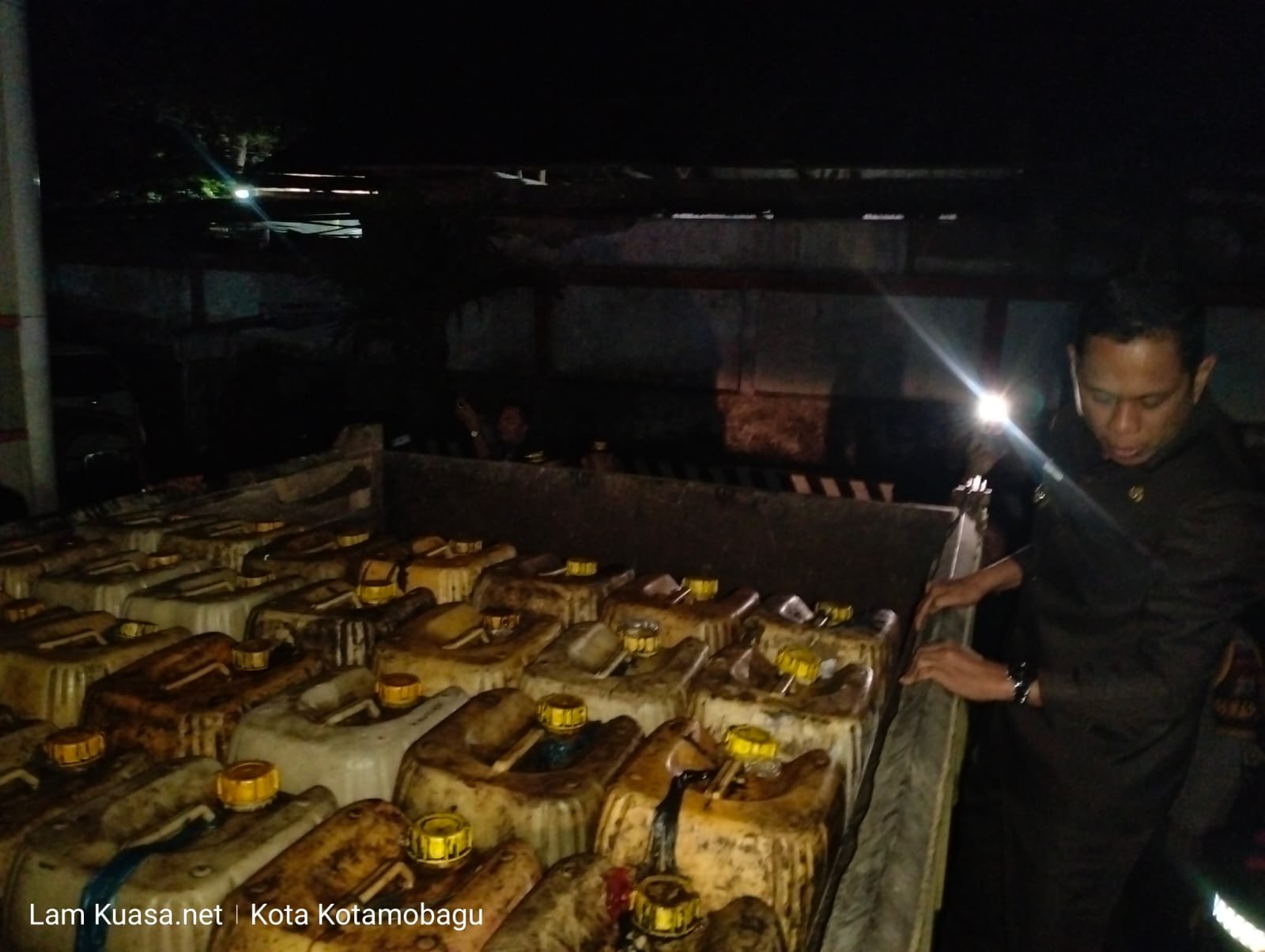 Wali Kota dan DPRD Kotamobagu Pergoki Dugaan Penimbunan Solar di SPBU Pontodon. (Foto: Istw)