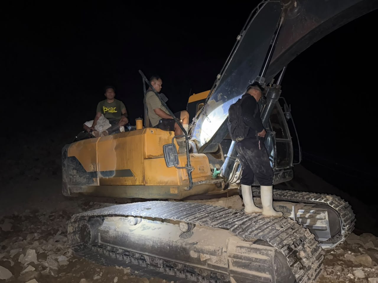 Satreskrim Polres Pohuwato mengamankan excavator yang diduga berkaitan dengan aktivitas PETI di Desa Hulawa, Buntulia, Pohuwato/Hibata.id
