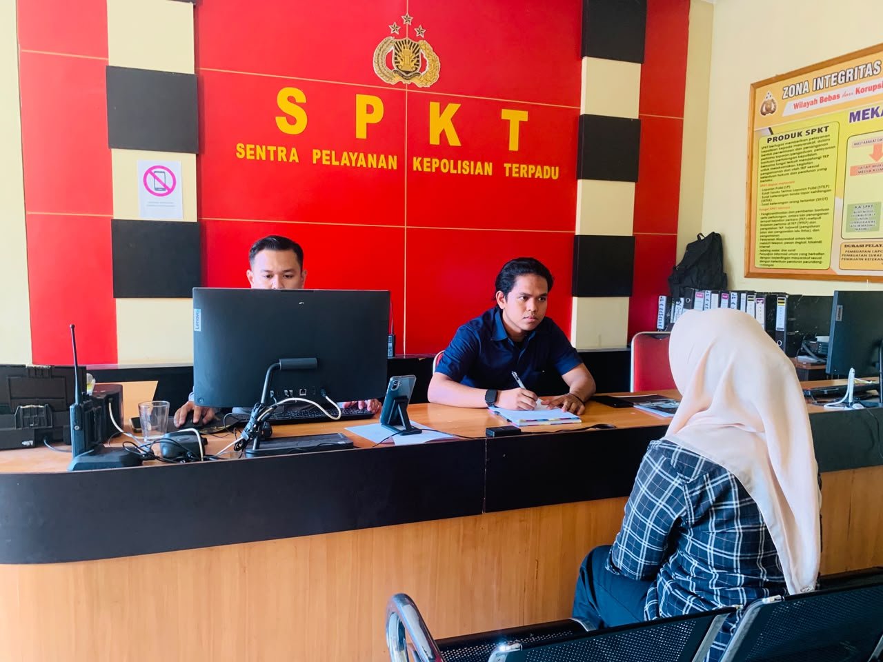 N, korban dugaan kekerasan seksual, saat melaporkan peristiwa yang dialaminya ke Sentra Pelayanan Kepolisian Terpadu (SPKT) Polda Gorontalo, Selasa (8/9/2026)/Hibata.id