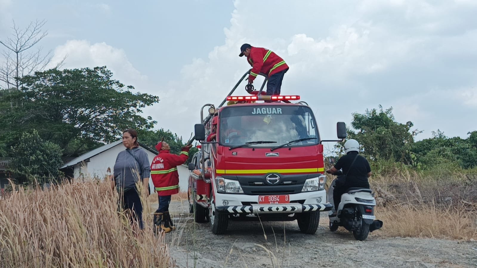 Kebakaran lahan terjadi di kawasan Green Palm, Samarinda Ulu. Tim gabungan memadamkan api yang berdampak pada sekitar satu hektare lahan/Hibata.id