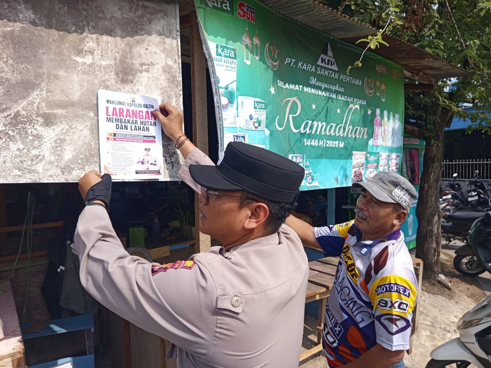Polresta Samarinda memasang Maklumat Kapolda Kaltim tentang larangan membakar hutan dan lahan di sejumlah titik untuk mencegah karhutla/Hibata.id