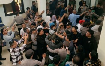 : Audiensi massa dengan BPK Gorontalo terkait polemik cagar budaya berlangsung tegang. Perdebatan mengenai foto sejarah membuat sejumlah peserta sempat saling berhadapan/Hibata.id