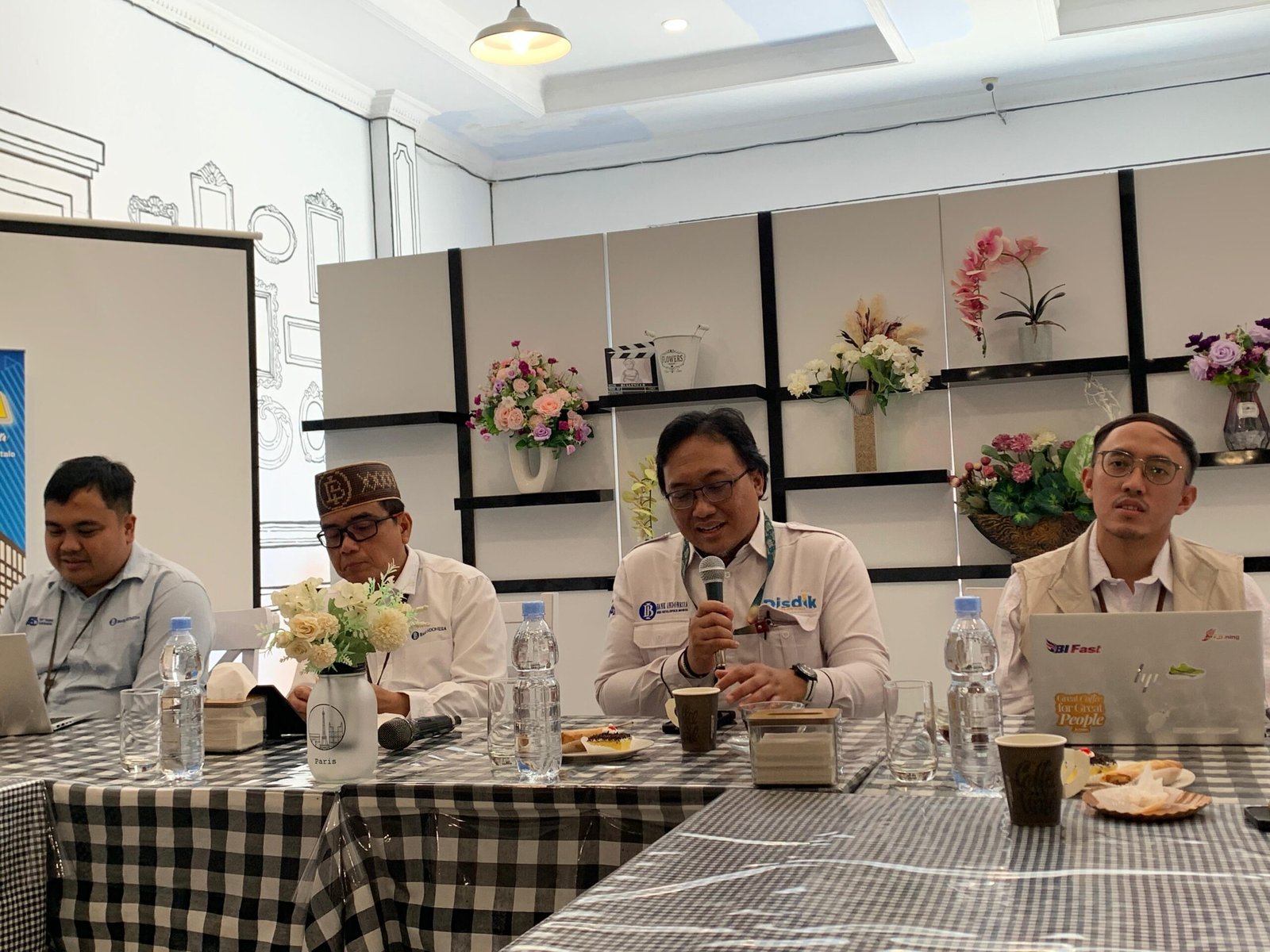 Kepala Perwakilan Bank Indonesia Provinsi Gorontalo Bambang Satya Permana (kiri) bersama Deputi Kepala Perwakilan BI Provinsi Gorontalo Ciptoning Suryo Condro memberikan keterangan terkait pelaksanaan HARFEST 2026 dalam kegiatan PIRAMIDA (Ngopi Bareng Insan Media) di Kota Gorontalo, Rabu (9/9/2026). (Hibata.id)