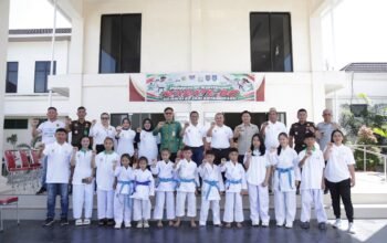 Wali Kota Kotamobagu, Weny Gaib, melepas kontingen atlet Karate-Do Gojukai Indonesia Cabang Kota Kotamobagu yang akan berlaga dalam Karate Open Tournament Kajati Sulawesi Utara Cup V Tahun 2026. (Foto: Humas)