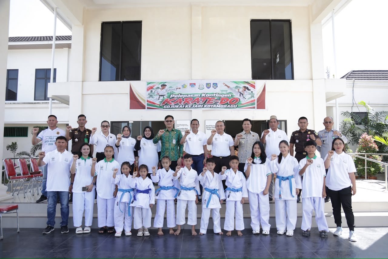 Wali Kota Kotamobagu, Weny Gaib, melepas kontingen atlet Karate-Do Gojukai Indonesia Cabang Kota Kotamobagu yang akan berlaga dalam Karate Open Tournament Kajati Sulawesi Utara Cup V Tahun 2026. (Foto: Humas)