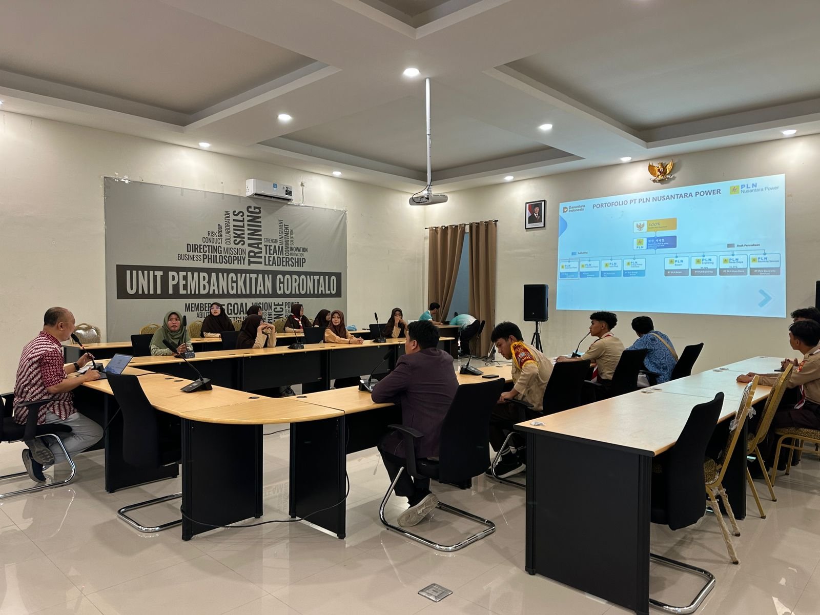 Sebanyak 11 siswa SMA IT Al Ishlah Gorontalo mengunjungi PLN Nusantara Power UP Gorontalo untuk mengenal dunia kerja, BUMN, dan sektor kelistrikan/Hibata.id