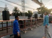 Kepala Dinas Pariwisata Ekonomi Kreatif, Pemuda dan Olahraga Provinsi Gorontalo, Sultan Kalupe, mengecek langsung kesiapan pelaksanaan GKK 2026 di halaman Grand Place Convention Center (GPCC). (Foto: Istw)
