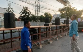 Kepala Dinas Pariwisata Ekonomi Kreatif, Pemuda dan Olahraga Provinsi Gorontalo, Sultan Kalupe, mengecek langsung kesiapan pelaksanaan GKK 2026 di halaman Grand Place Convention Center (GPCC). (Foto: Istw)