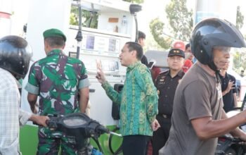 Wali Kota Kotamobagu Weny Gaib bersama unsur Forum Koordinasi Pimpinan Daerah (Forkopimda) turun langsung memantau penyaluran bahan bakar minyak (BBM) di sejumlah stasiun pengisian bahan bakar umum (SPBU), Kamis, 10 September 2026. (Foto: Humas)