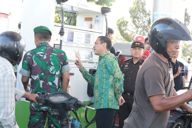 Wali Kota Kotamobagu Weny Gaib bersama unsur Forum Koordinasi Pimpinan Daerah (Forkopimda) turun langsung memantau penyaluran bahan bakar minyak (BBM) di sejumlah stasiun pengisian bahan bakar umum (SPBU), Kamis, 10 September 2026. (Foto: Humas)