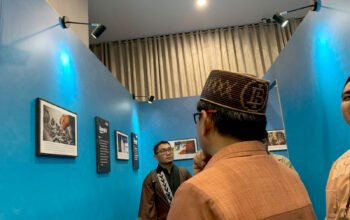 Kepala Perwakilan Bank Indonesia Provinsi Gorontalo, Bambang Satya Permana, meninjau History of Karawo yang ditampilkan dalam Hulonthalo Art & Craft Festival (HARFEST) 2026 di Gorontalo Grand Palace Convention Center (GPCC), Kota Gorontalo/Hibata.id