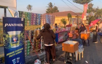 Gorontalo Karnaval Karawo 2026 membawa peluang bagi UMKM. Keramaian di Jalan John Ario Katili dimanfaatkan pedagang kecil untuk menjangkau pembeli baru/Hibata.id