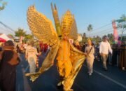 Ratusan peserta berkostum Karawo memeriahkan Gorontalo Karnaval Karawo 2026. Jalan John Ario Katili berubah menjadi panggung budaya Gorontalo/Hibata.id