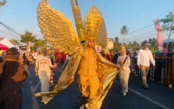Ratusan peserta berkostum Karawo memeriahkan Gorontalo Karnaval Karawo 2026. Jalan John Ario Katili berubah menjadi panggung budaya Gorontalo/Hibata.id