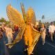 Ratusan peserta berkostum Karawo memeriahkan Gorontalo Karnaval Karawo 2026. Jalan John Ario Katili berubah menjadi panggung budaya Gorontalo/Hibata.id