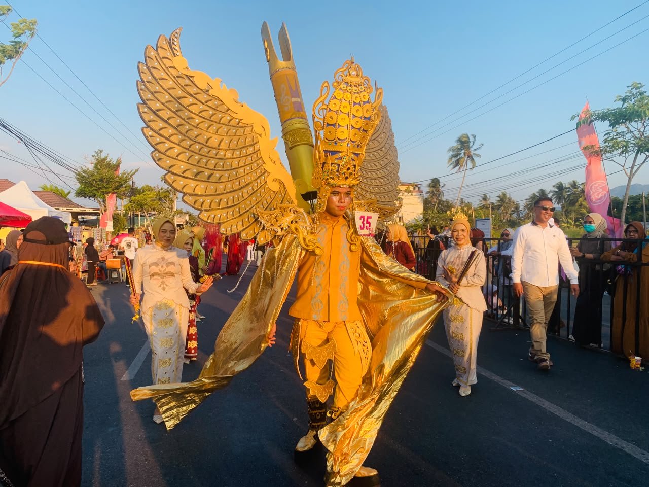 Ratusan peserta berkostum Karawo memeriahkan Gorontalo Karnaval Karawo 2026. Jalan John Ario Katili berubah menjadi panggung budaya Gorontalo/Hibata.id