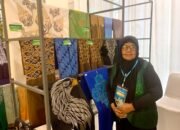 Ramlah Dungga telah menyulam Karawo sejak 1987. Hampir empat dekade kemudian, karya Tiga Berlian miliknya hadir di GKK dan Harfest 2026/Hibata.id