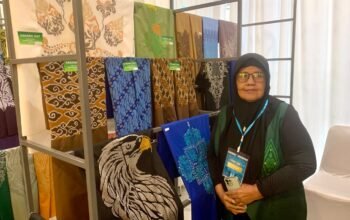 Ramlah Dungga telah menyulam Karawo sejak 1987. Hampir empat dekade kemudian, karya Tiga Berlian miliknya hadir di GKK dan Harfest 2026/Hibata.id