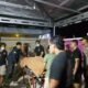 Proses evakuasi Nikson Umar, warga Gorontalo Utara yang meninggal dunia setelah mengalami kondisi kritis di sebuah warung di Desa Palopo, Kecamatan Marisa, Kabupaten Pohuwato, Sabtu (12/9/2026)/Hibata.id