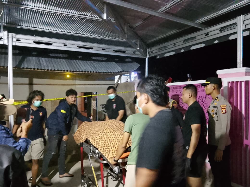 Proses evakuasi Nikson Umar, warga Gorontalo Utara yang meninggal dunia setelah mengalami kondisi kritis di sebuah warung di Desa Palopo, Kecamatan Marisa, Kabupaten Pohuwato, Sabtu (12/9/2026)/Hibata.id