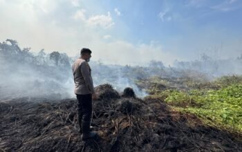 Kebakaran melanda lahan di Desa Sungai Bawang, Muara Badak, Kutai Kartanegara. Polisi, relawan, dan petugas damkar dikerahkan untuk mengendalikan api/Hibata.id