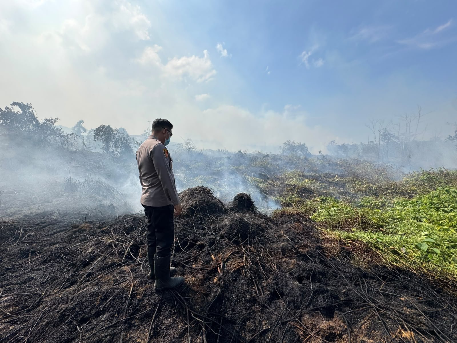 Kebakaran melanda lahan di Desa Sungai Bawang, Muara Badak, Kutai Kartanegara. Polisi, relawan, dan petugas damkar dikerahkan untuk mengendalikan api/Hibata.id