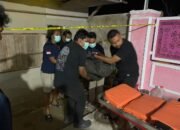 Polisi melakukan proses evakuasi terhadap korban dalam peristiwa meninggalnya seorang warga Gorontalo Utara di Desa Palopo, Kecamatan Marisa, Kabupaten Pohuwato, Sabtu (12/9/2026) malam/Hibata.id