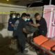Polisi melakukan proses evakuasi terhadap korban dalam peristiwa meninggalnya seorang warga Gorontalo Utara di Desa Palopo, Kecamatan Marisa, Kabupaten Pohuwato, Sabtu (12/9/2026) malam/Hibata.id