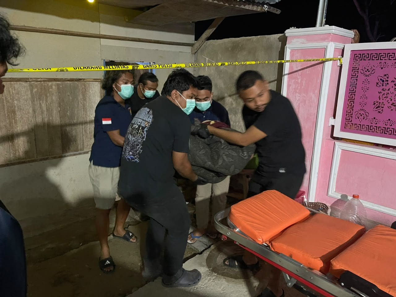 Polisi melakukan proses evakuasi terhadap korban dalam peristiwa meninggalnya seorang warga Gorontalo Utara di Desa Palopo, Kecamatan Marisa, Kabupaten Pohuwato, Sabtu (12/9/2026) malam/Hibata.id