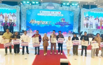Para penerima hadiah berfoto bersama usai menerima penghargaan dalam rangkaian penutupan Gorontalo Karnaval Karawo (GKK) 2026 di GPCC, Minggu (13/9/2026)/Hibata.id