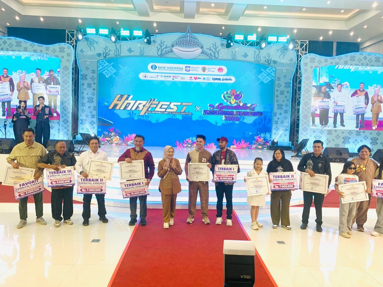 Para penerima hadiah berfoto bersama usai menerima penghargaan dalam rangkaian penutupan Gorontalo Karnaval Karawo (GKK) 2026 di GPCC, Minggu (13/9/2026)/Hibata.id