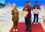 Wakil Gubernur Gorontalo menyerahkan hadiah kepada salah satu pemenang Gorontalo Karnaval Karawo (GKK) 2026/Hibata.id