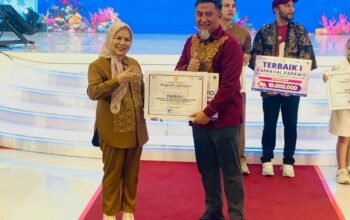 Wakil Gubernur Gorontalo menyerahkan hadiah kepada salah satu pemenang Gorontalo Karnaval Karawo (GKK) 2026/Hibata.id
