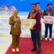 Wakil Gubernur Gorontalo menyerahkan hadiah kepada salah satu pemenang Gorontalo Karnaval Karawo (GKK) 2026/Hibata.id