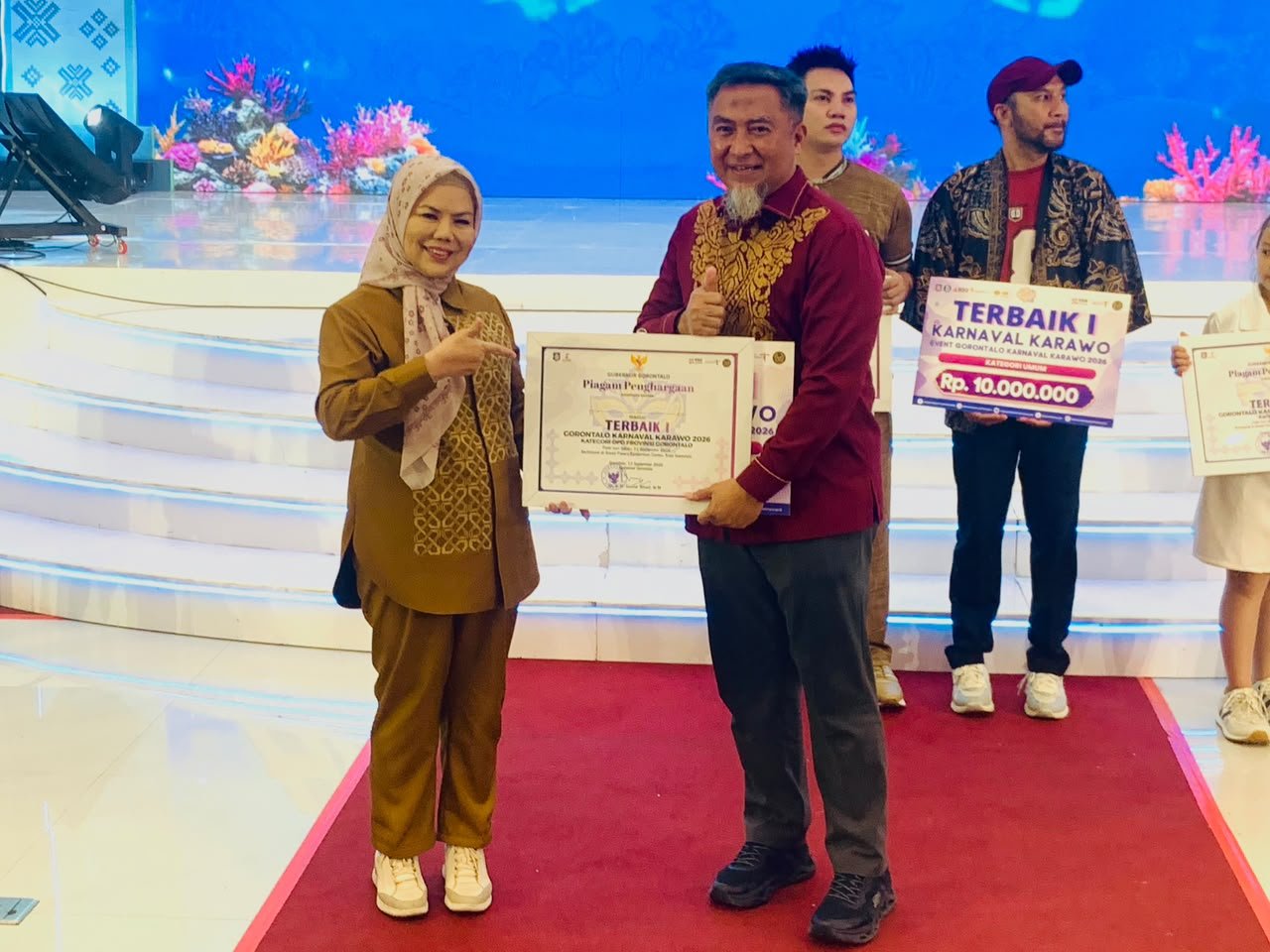Wakil Gubernur Gorontalo menyerahkan hadiah kepada salah satu pemenang Gorontalo Karnaval Karawo (GKK) 2026/Hibata.id