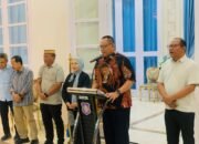 Gubernur Gorontalo Gusnar Ismail bersama jajaran Pemerintah Provinsi Gorontalo saat menjelaskan arah pembangunan dan target dalam RAPBD 2027 di Rumah Dinas Gubernur Gorontalo, Minggu (13/9/2026)/Hibata.id