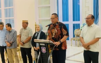 Gubernur Gorontalo Gusnar Ismail bersama jajaran Pemerintah Provinsi Gorontalo saat menjelaskan arah pembangunan dan target dalam RAPBD 2027 di Rumah Dinas Gubernur Gorontalo, Minggu (13/9/2026)/Hibata.id