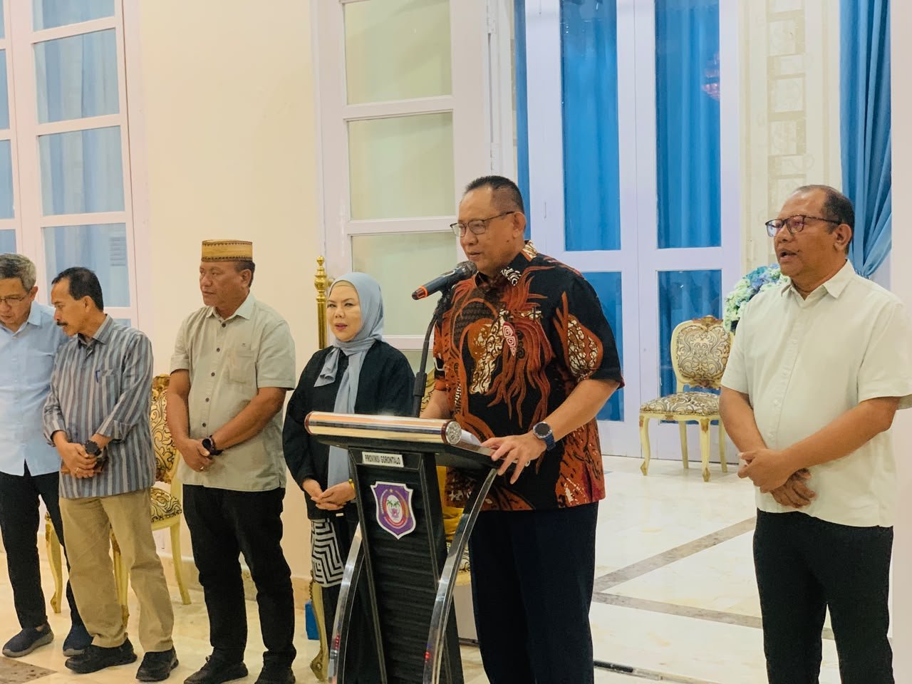 Gubernur Gorontalo Gusnar Ismail bersama jajaran Pemerintah Provinsi Gorontalo saat menjelaskan arah pembangunan dan target dalam RAPBD 2027 di Rumah Dinas Gubernur Gorontalo, Minggu (13/9/2026)/Hibata.id
