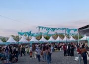 Deretan stan UMKM meramaikan Hulonthalo Art & Craft Festival (HARFEST) 2026 di Gorontalo. Festival ini menjadi ruang promosi dan pemasaran bagi produk lokal serta pelaku ekonomi kreatif/Hibata.id