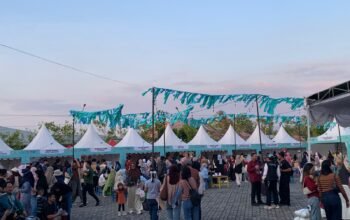 Deretan stan UMKM meramaikan Hulonthalo Art & Craft Festival (HARFEST) 2026 di Gorontalo. Festival ini menjadi ruang promosi dan pemasaran bagi produk lokal serta pelaku ekonomi kreatif/Hibata.id