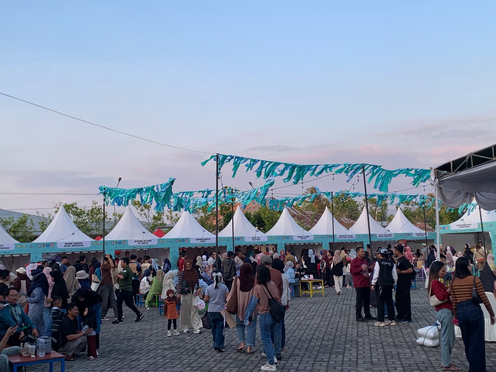 Deretan stan UMKM meramaikan Hulonthalo Art & Craft Festival (HARFEST) 2026 di Gorontalo. Festival ini menjadi ruang promosi dan pemasaran bagi produk lokal serta pelaku ekonomi kreatif/Hibata.id