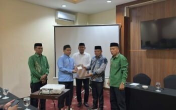 Wakil Bupati Bone Bolango Risman Tolingguhu memberikan dukungan kepada kafilah Bone Bolango yang berlaga pada MTQ Nasional XXXI di Semarang, Jawa Tengah. (Foto: Istimewa)/Hibata.id