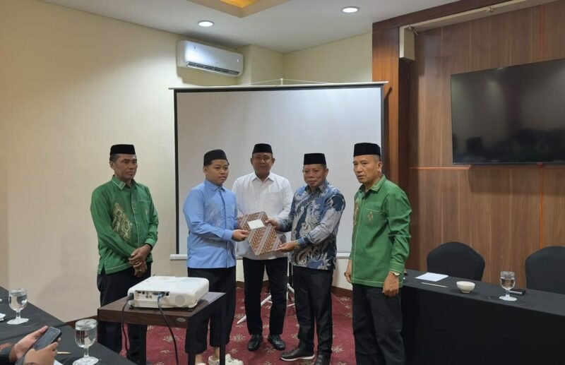 Wakil Bupati Bone Bolango Risman Tolingguhu memberikan dukungan kepada kafilah Bone Bolango yang berlaga pada MTQ Nasional XXXI di Semarang, Jawa Tengah. (Foto: Istimewa)/Hibata.id