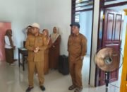 Bupati Boalemo Rum Pagau mengecek revitalisasi 20 sekolah di Kecamatan Paguyaman. Anggaran lebih dari Rp100 miliar dialokasikan untuk 82 sekolah/Hibata.id