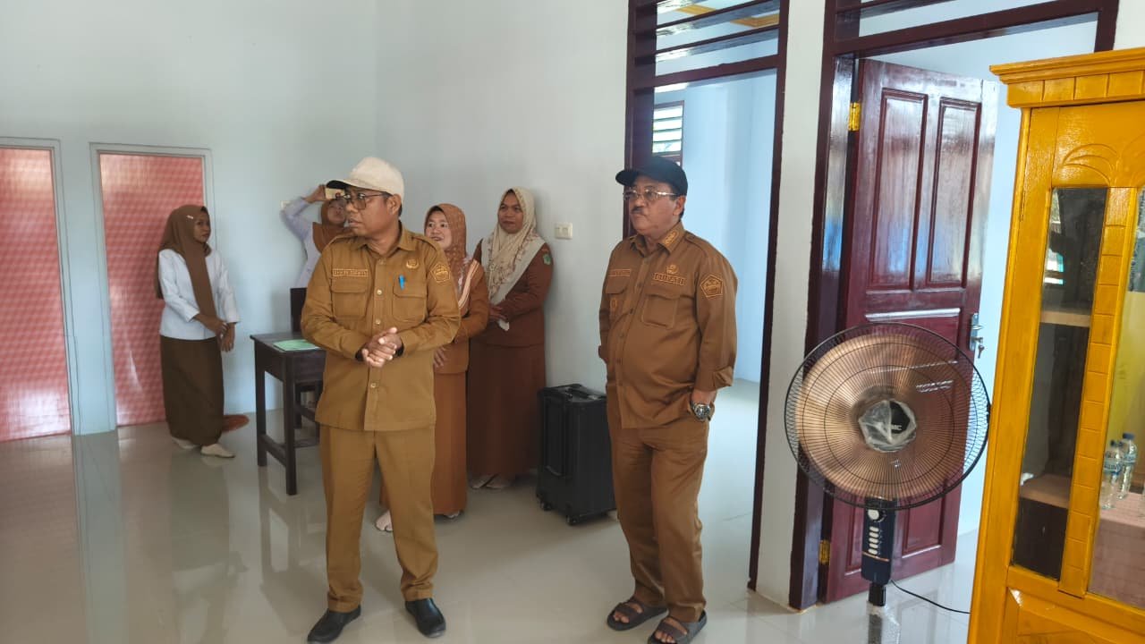 Bupati Boalemo Rum Pagau mengecek revitalisasi 20 sekolah di Kecamatan Paguyaman. Anggaran lebih dari Rp100 miliar dialokasikan untuk 82 sekolah/Hibata.id