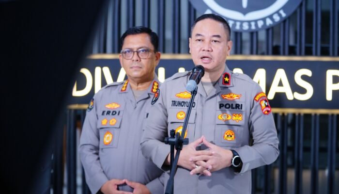 Helikopter Polri Evakuasi Dua Jenazah KM Virgo Transport 8
