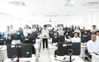 Kepala Kantor Wilayah Kementerian Haji dan Umrah Provinsi Gorontalo, Mansur Basir, saat meninjau langsung pelaksanaan Ujian Kompetensi CACT Mutasi Masuk PNS Kementerian Haji dan Umrah di UPT BKN Gorontalo, Rabu (16/9/2026)/Hibata.id
