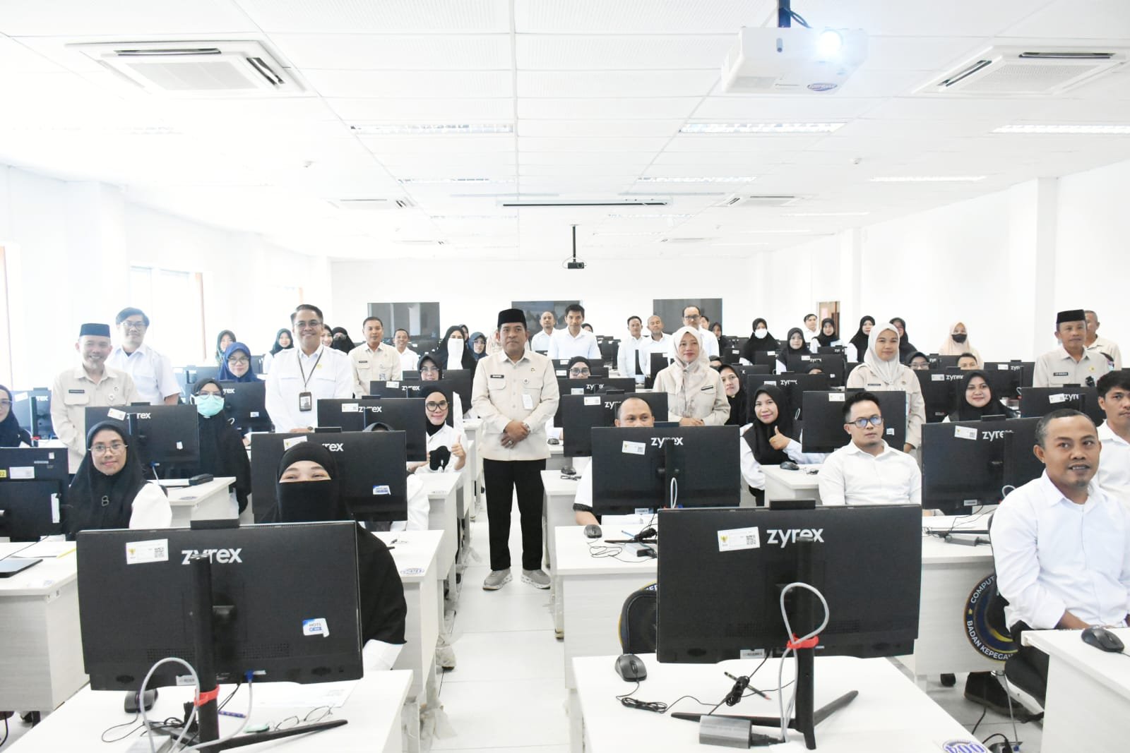 Kepala Kantor Wilayah Kementerian Haji dan Umrah Provinsi Gorontalo, Mansur Basir, saat meninjau langsung pelaksanaan Ujian Kompetensi CACT Mutasi Masuk PNS Kementerian Haji dan Umrah di UPT BKN Gorontalo, Rabu (16/9/2026)/Hibata.id